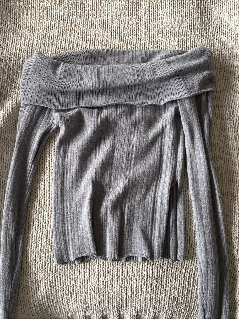 Off-shoulder grey ribbed top